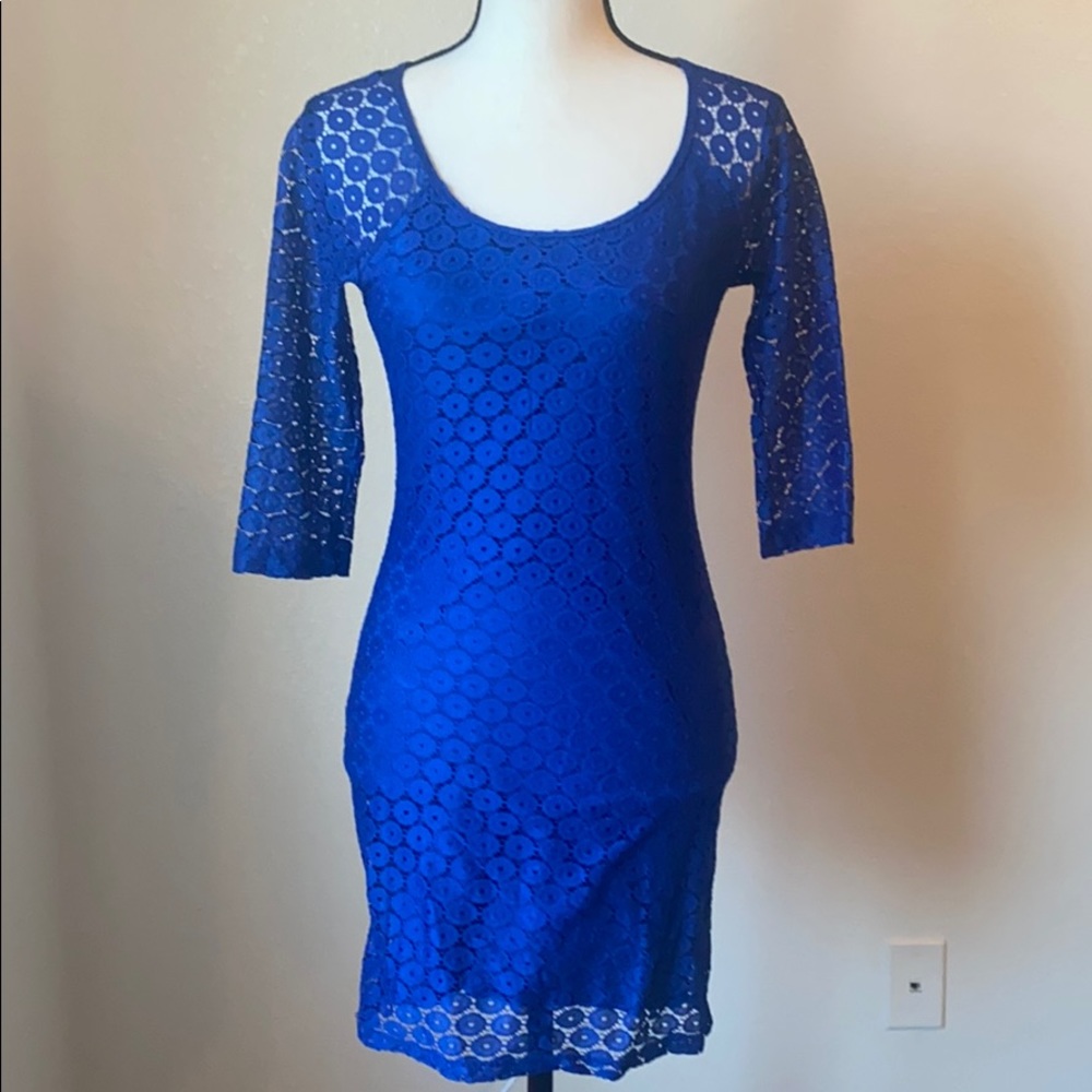 Fitted blue dress with lace